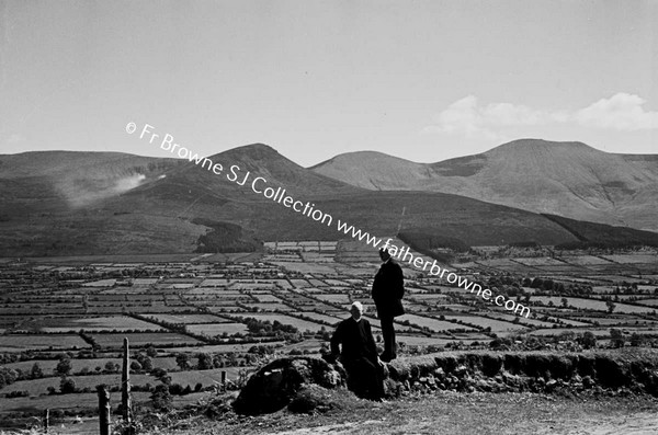 GLEN OF AHERLOW MEN TAKING A REST